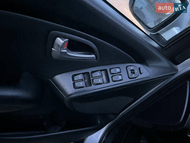 Серый Хендай их35, объемом двигателя 2 л и пробегом 228 тыс. км за 10450 $, фото 11 на Automoto.ua