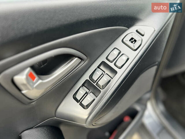 Серый Хендай их35, объемом двигателя 2 л и пробегом 262 тыс. км за 12150 $, фото 56 на Automoto.ua