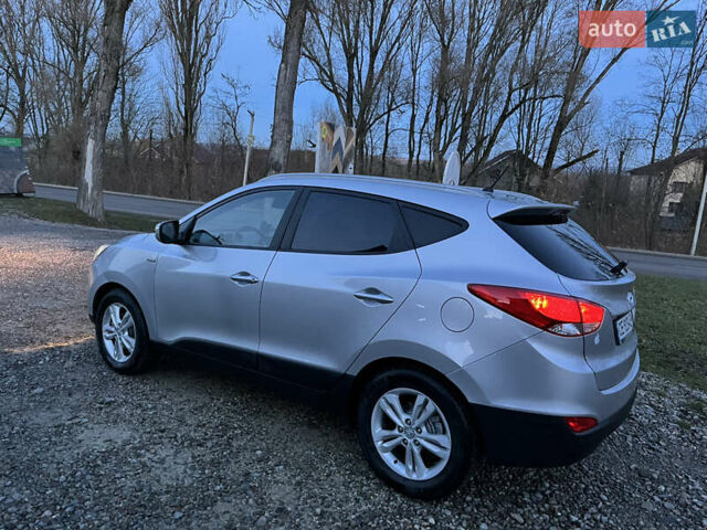 Серый Хендай их35, объемом двигателя 2 л и пробегом 228 тыс. км за 10450 $, фото 5 на Automoto.ua