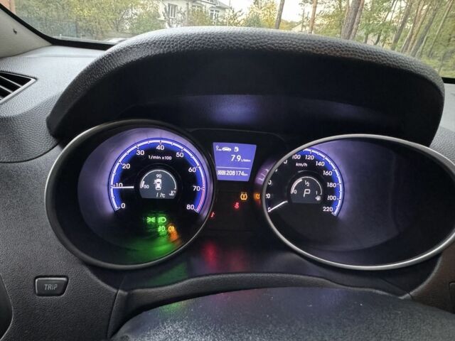 Серый Хендай их35, объемом двигателя 2 л и пробегом 190 тыс. км за 10700 $, фото 18 на Automoto.ua