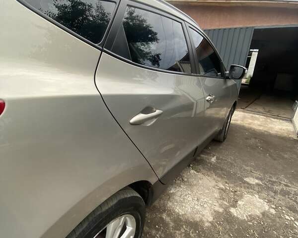 Серый Хендай их35, объемом двигателя 2 л и пробегом 72 тыс. км за 11000 $, фото 6 на Automoto.ua