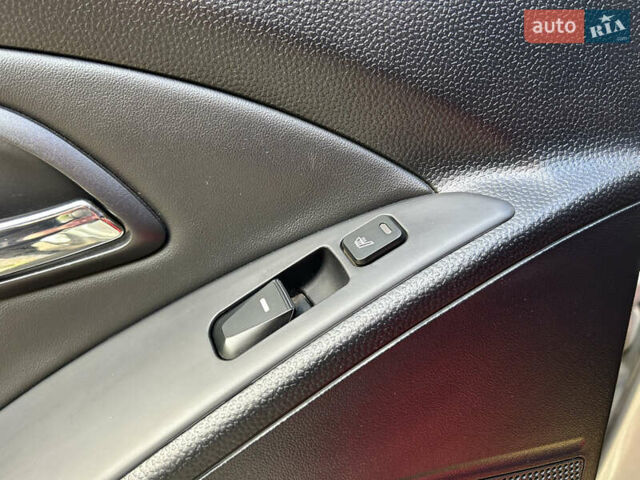 Серый Хендай их35, объемом двигателя 2 л и пробегом 170 тыс. км за 11999 $, фото 16 на Automoto.ua