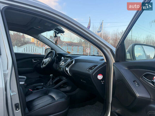 Серый Хендай их35, объемом двигателя 2 л и пробегом 180 тыс. км за 11200 $, фото 3 на Automoto.ua