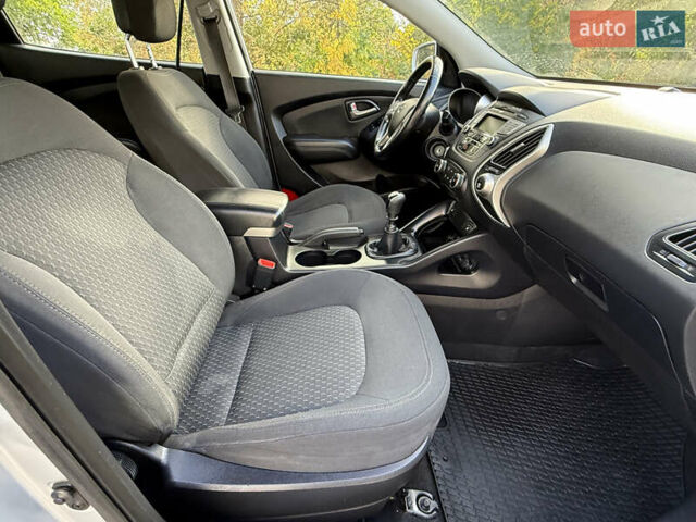 Серый Хендай их35, объемом двигателя 2 л и пробегом 260 тыс. км за 9300 $, фото 19 на Automoto.ua