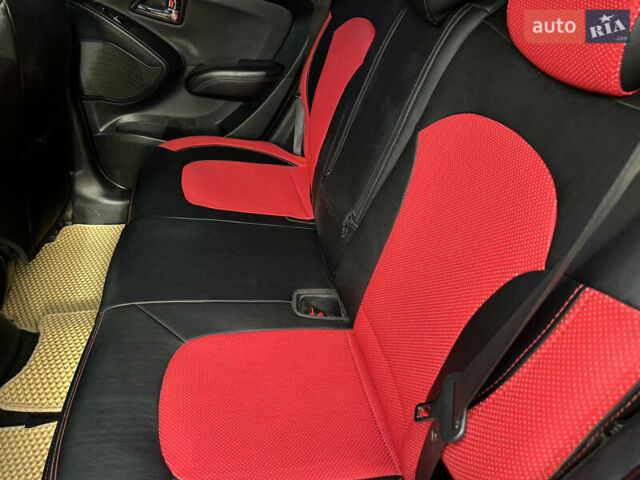 Серый Хендай их35, объемом двигателя 2 л и пробегом 170 тыс. км за 11999 $, фото 15 на Automoto.ua