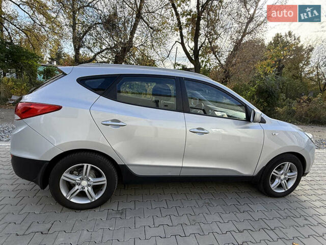 Серый Хендай их35, объемом двигателя 2 л и пробегом 260 тыс. км за 9300 $, фото 10 на Automoto.ua