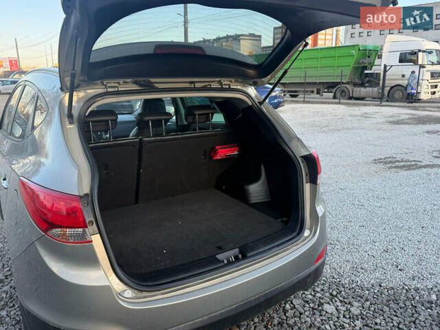 Серый Хендай их35, объемом двигателя 2 л и пробегом 180 тыс. км за 11200 $, фото 12 на Automoto.ua