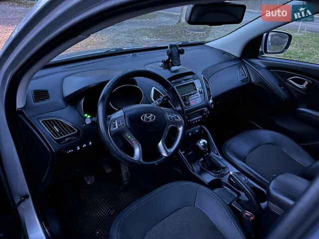 Серый Хендай их35, объемом двигателя 2 л и пробегом 228 тыс. км за 10450 $, фото 6 на Automoto.ua