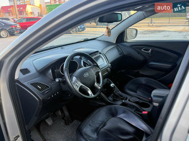 Серый Хендай их35, объемом двигателя 2 л и пробегом 180 тыс. км за 11200 $, фото 8 на Automoto.ua