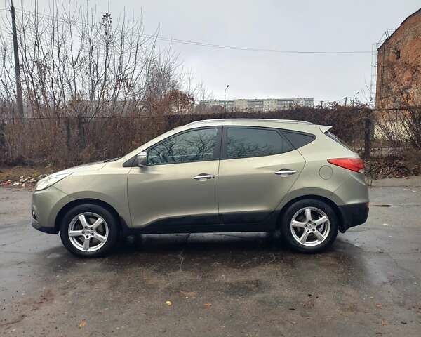 Серый Хендай их35, объемом двигателя 2 л и пробегом 244 тыс. км за 10950 $, фото 10 на Automoto.ua