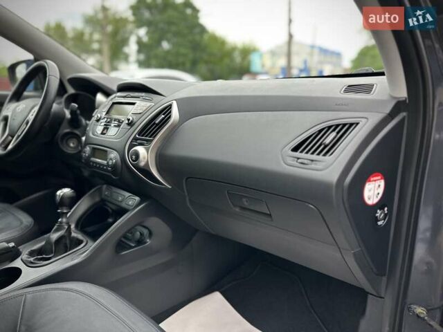 Серый Хендай их35, объемом двигателя 1.7 л и пробегом 192 тыс. км за 14250 $, фото 81 на Automoto.ua