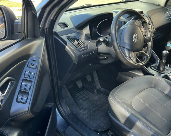 Сірий Хендай іх35, об'ємом двигуна 2 л та пробігом 279 тис. км за 8300 $, фото 6 на Automoto.ua