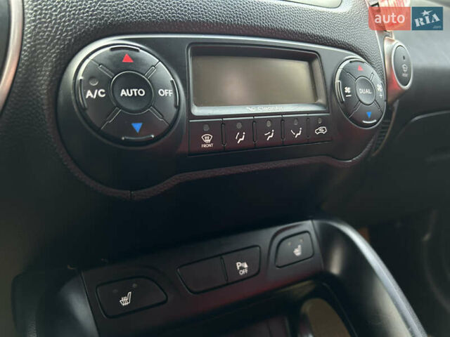 Серый Хендай их35, объемом двигателя 2 л и пробегом 170 тыс. км за 11999 $, фото 12 на Automoto.ua