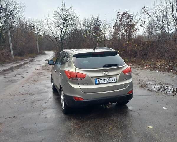 Серый Хендай их35, объемом двигателя 2 л и пробегом 244 тыс. км за 10950 $, фото 2 на Automoto.ua