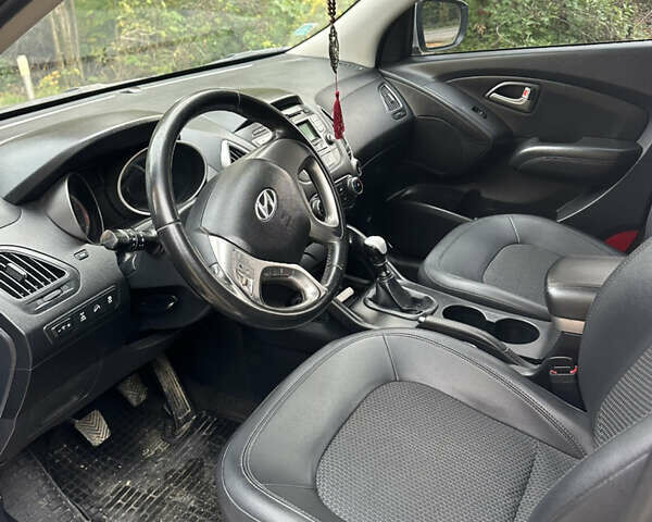 Сірий Хендай іх35, об'ємом двигуна 2 л та пробігом 215 тис. км за 11600 $, фото 4 на Automoto.ua