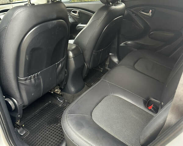 Сірий Хендай іх35, об'ємом двигуна 2 л та пробігом 215 тис. км за 11600 $, фото 5 на Automoto.ua
