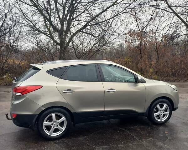 Серый Хендай их35, объемом двигателя 2 л и пробегом 244 тыс. км за 10950 $, фото 4 на Automoto.ua