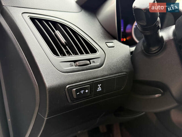 Серый Хендай их35, объемом двигателя 2 л и пробегом 175 тыс. км за 7250 $, фото 28 на Automoto.ua