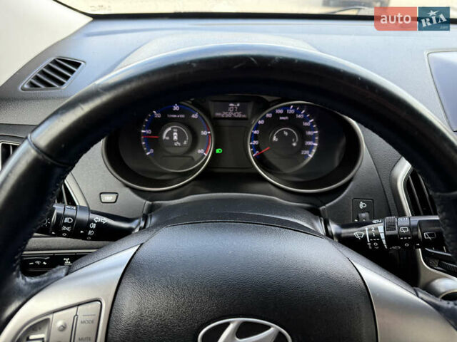 Серый Хендай их35, объемом двигателя 2 л и пробегом 260 тыс. км за 9800 $, фото 14 на Automoto.ua