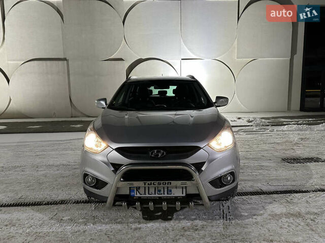 Серый Хендай их35, объемом двигателя 2 л и пробегом 99 тыс. км за 11500 $, фото 5 на Automoto.ua