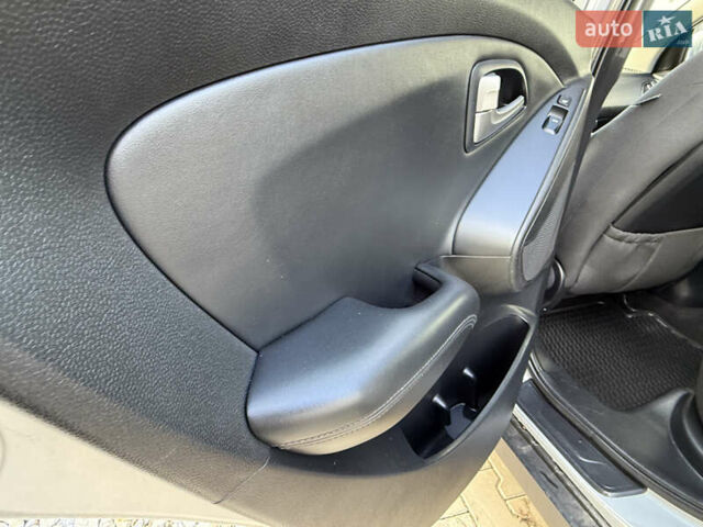 Серый Хендай их35, объемом двигателя 2 л и пробегом 260 тыс. км за 9800 $, фото 17 на Automoto.ua