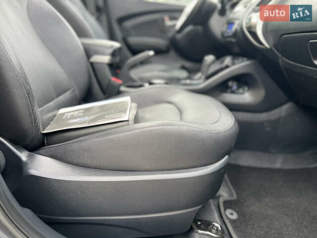 Серый Хендай их35, объемом двигателя 2 л и пробегом 262 тыс. км за 12150 $, фото 82 на Automoto.ua