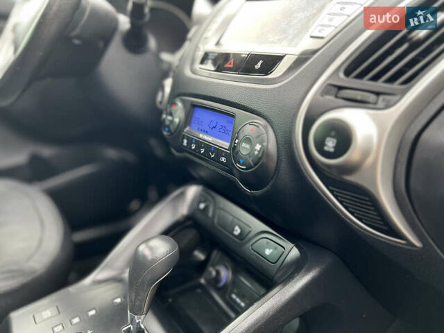 Серый Хендай их35, объемом двигателя 2 л и пробегом 262 тыс. км за 12150 $, фото 85 на Automoto.ua