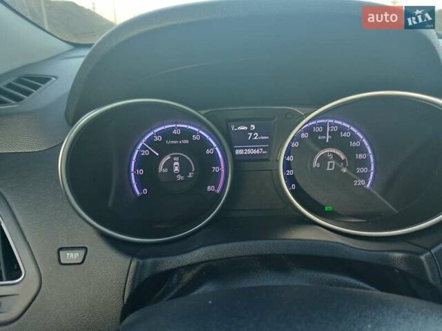 Серый Хендай их35, объемом двигателя 2 л и пробегом 249 тыс. км за 11200 $, фото 7 на Automoto.ua