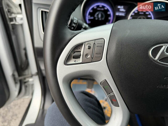 Сірий Хендай іх35, об'ємом двигуна 2 л та пробігом 132 тис. км за 11999 $, фото 30 на Automoto.ua