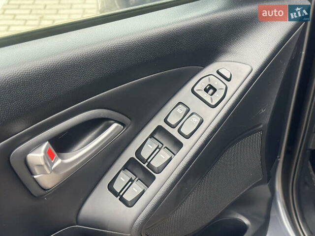 Серый Хендай их35, объемом двигателя 2 л и пробегом 170 тыс. км за 11700 $, фото 40 на Automoto.ua