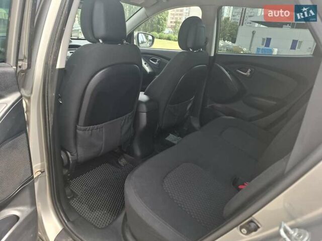 Серый Хендай их35, объемом двигателя 2 л и пробегом 193 тыс. км за 10999 $, фото 15 на Automoto.ua