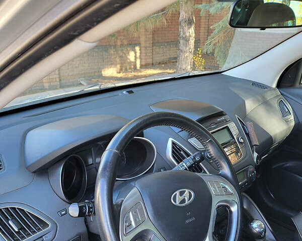 Серый Хендай их35, объемом двигателя 2 л и пробегом 264 тыс. км за 11700 $, фото 21 на Automoto.ua