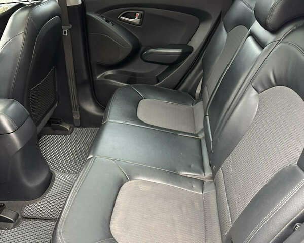 Сірий Хендай іх35, об'ємом двигуна 2 л та пробігом 237 тис. км за 12200 $, фото 5 на Automoto.ua