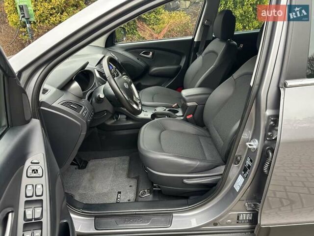 Серый Хендай их35, объемом двигателя 2 л и пробегом 107 тыс. км за 15900 $, фото 12 на Automoto.ua