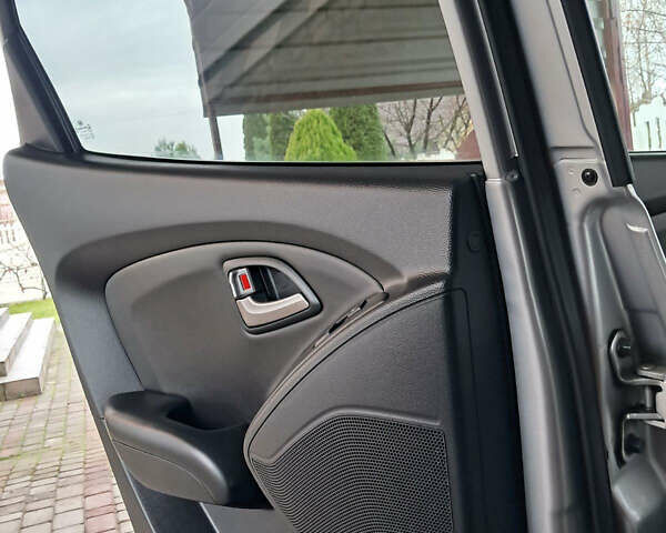 Серый Хендай их35, объемом двигателя 2 л и пробегом 117 тыс. км за 12500 $, фото 8 на Automoto.ua