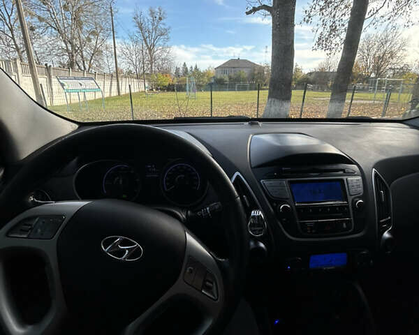 Серый Хендай их35, объемом двигателя 2 л и пробегом 237 тыс. км за 10900 $, фото 16 на Automoto.ua