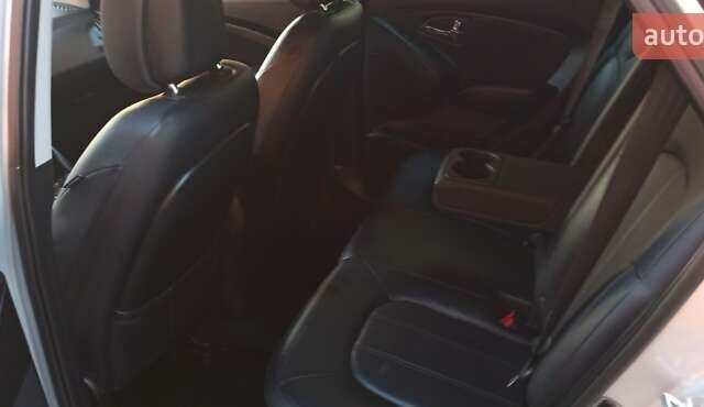 Серый Хендай их35, объемом двигателя 2 л и пробегом 248 тыс. км за 13200 $, фото 14 на Automoto.ua