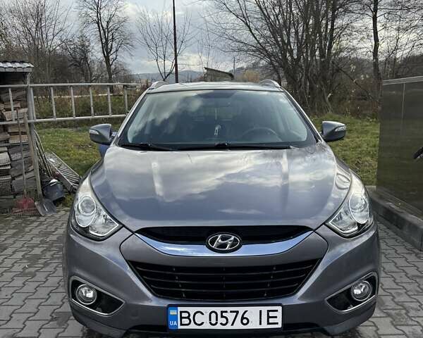 Серый Хендай их35, объемом двигателя 2 л и пробегом 190 тыс. км за 12500 $, фото 2 на Automoto.ua