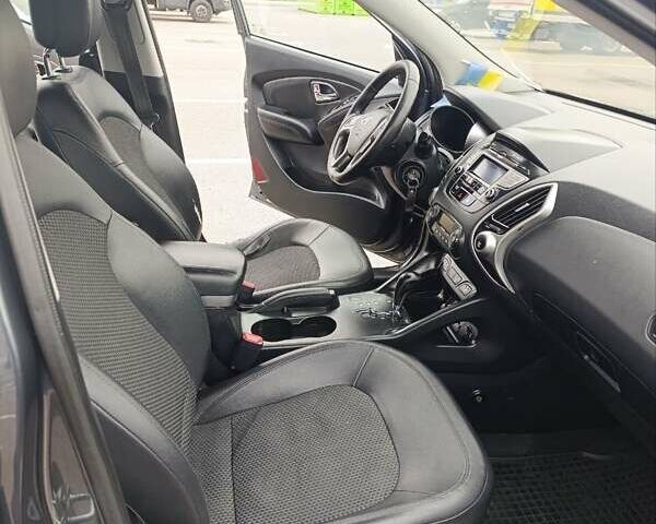 Серый Хендай их35, объемом двигателя 2 л и пробегом 238 тыс. км за 10000 $, фото 17 на Automoto.ua