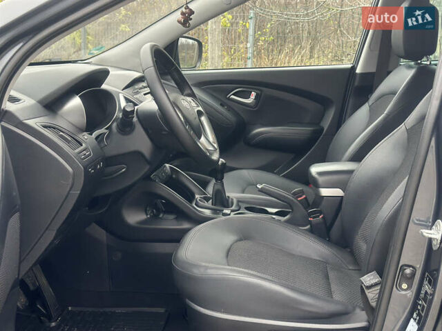 Серый Хендай их35, объемом двигателя 2 л и пробегом 170 тыс. км за 11700 $, фото 42 на Automoto.ua