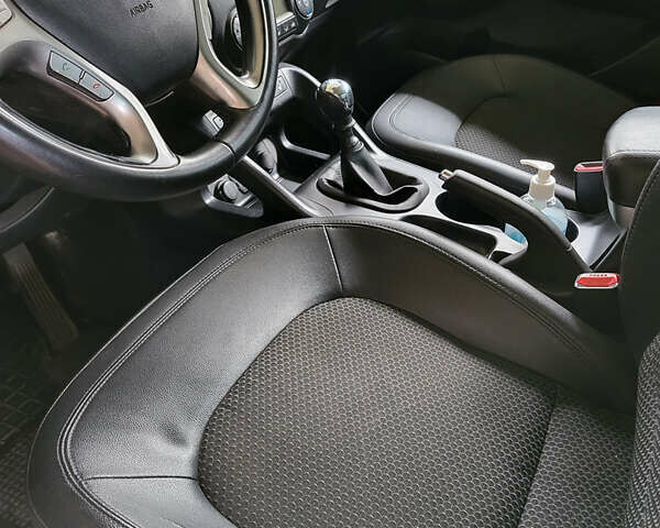 Серый Хендай их35, объемом двигателя 2 л и пробегом 264 тыс. км за 11700 $, фото 32 на Automoto.ua