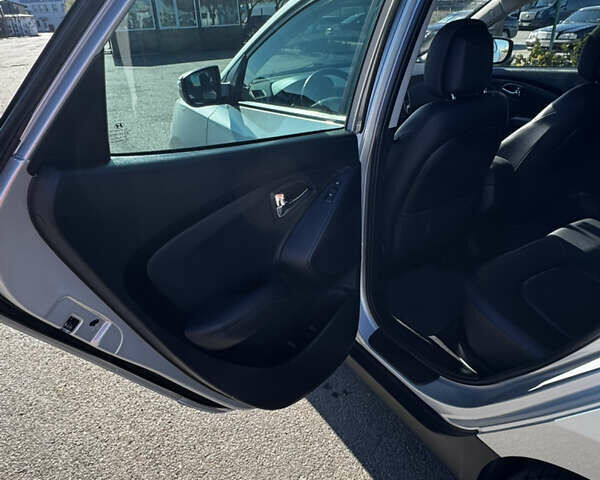 Серый Хендай их35, объемом двигателя 2 л и пробегом 229 тыс. км за 13500 $, фото 12 на Automoto.ua