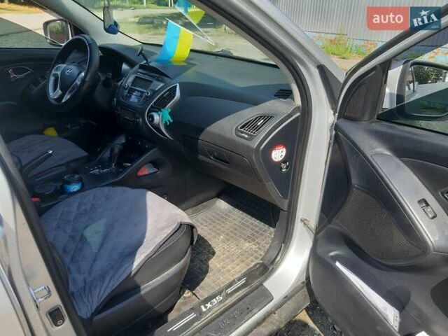 Серый Хендай их35, объемом двигателя 2 л и пробегом 442 тыс. км за 9250 $, фото 2 на Automoto.ua