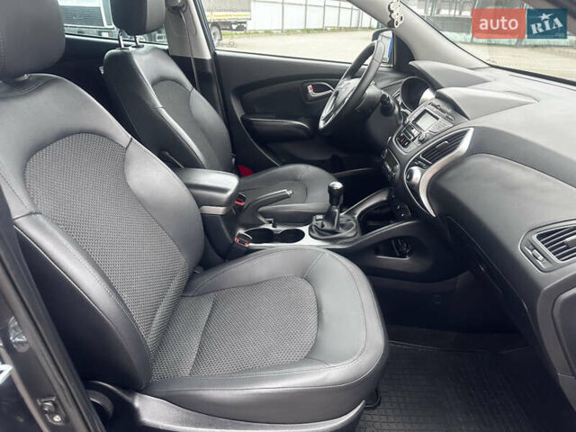 Серый Хендай их35, объемом двигателя 2 л и пробегом 170 тыс. км за 11700 $, фото 36 на Automoto.ua