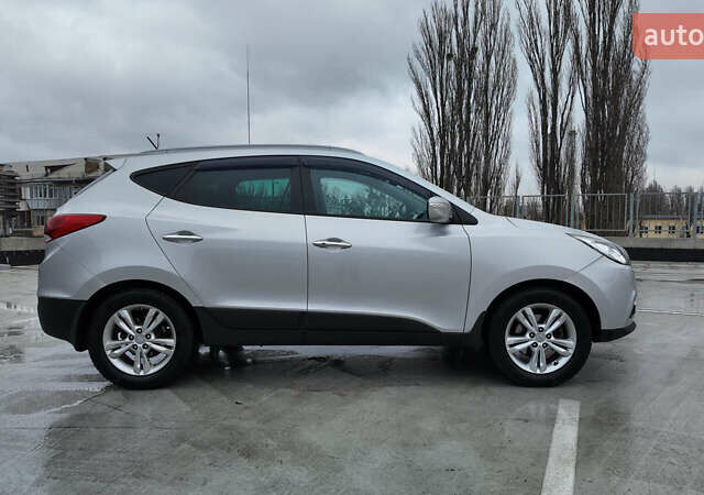 Серый Хендай их35, объемом двигателя 2 л и пробегом 174 тыс. км за 13990 $, фото 6 на Automoto.ua