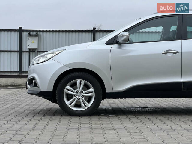 Серый Хендай их35, объемом двигателя 2 л и пробегом 240 тыс. км за 11500 $, фото 17 на Automoto.ua