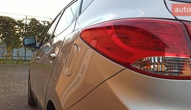 Серый Хендай их35, объемом двигателя 2 л и пробегом 248 тыс. км за 13200 $, фото 7 на Automoto.ua