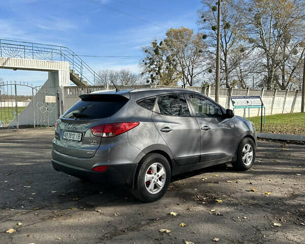 Серый Хендай их35, объемом двигателя 2 л и пробегом 237 тыс. км за 10900 $, фото 5 на Automoto.ua