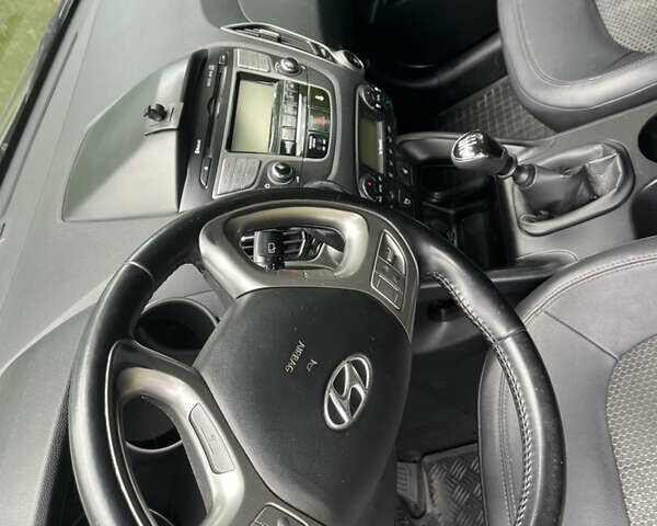 Серый Хендай их35, объемом двигателя 1.7 л и пробегом 227 тыс. км за 9900 $, фото 4 на Automoto.ua