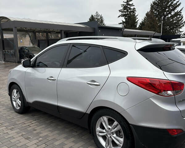 Сірий Хендай іх35, об'ємом двигуна 2 л та пробігом 237 тис. км за 12200 $, фото 2 на Automoto.ua